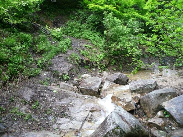 琴沢の渡渉です。靴を濡らすことなく渡れました